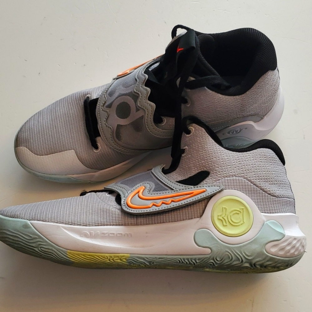 NIKE  KD trey5X Wolf Gray sneakers.